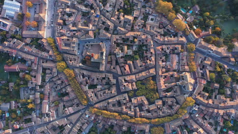 Vertikale-Luftaufnahme-über-Uzès-Im-Süden-Frankreichs,-Gard,-Wunderschöner-Dorfsonnenaufgang